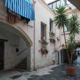 Si tratta di un passaggio ad arco che consente l�accesso in Corte Zeuli, inserita nell'omonimo palazzo rinascimentale del 1598